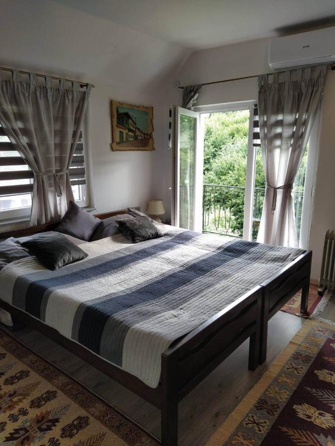 Guest House Bee Високо Екстериор снимка