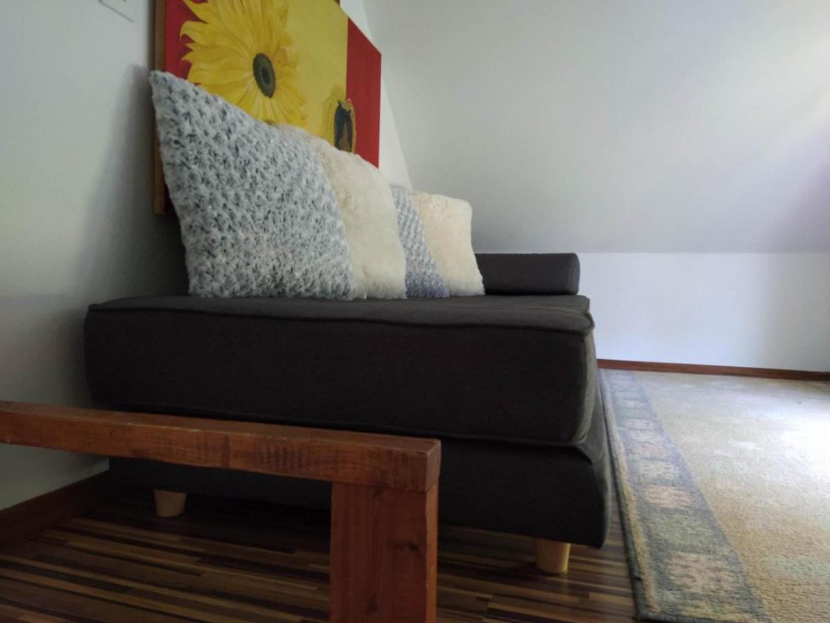 Guest House Bee Високо Екстериор снимка