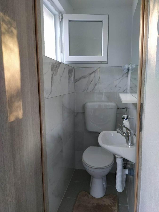 Guest House Bee Високо Екстериор снимка