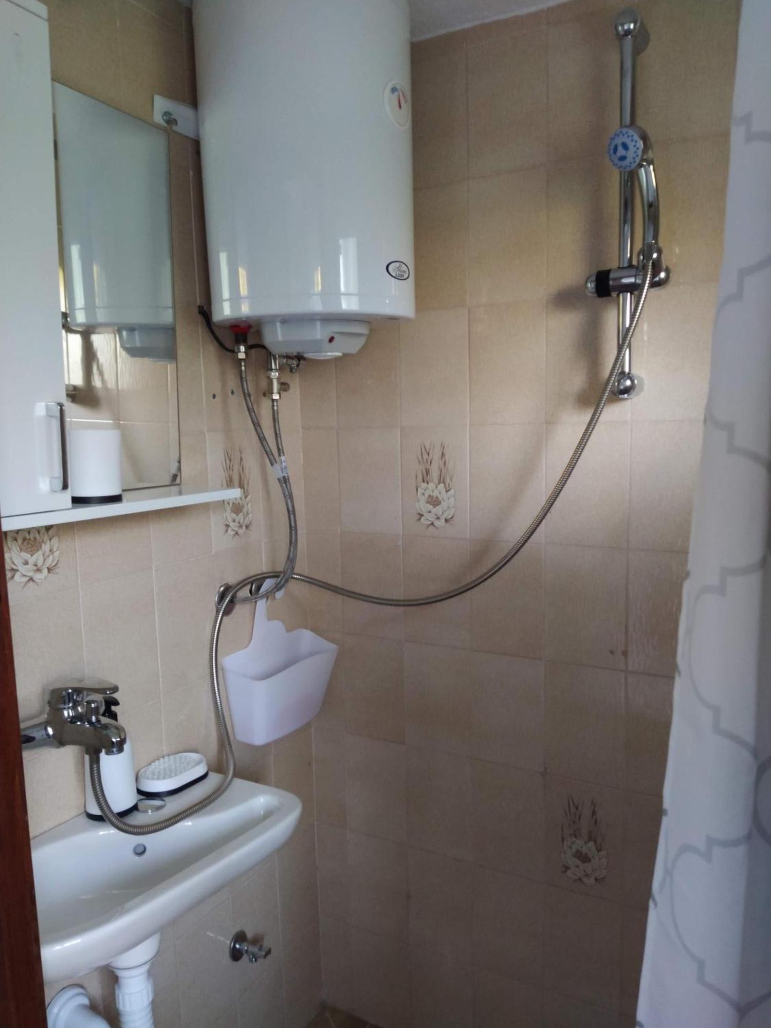 Guest House Bee Високо Екстериор снимка
